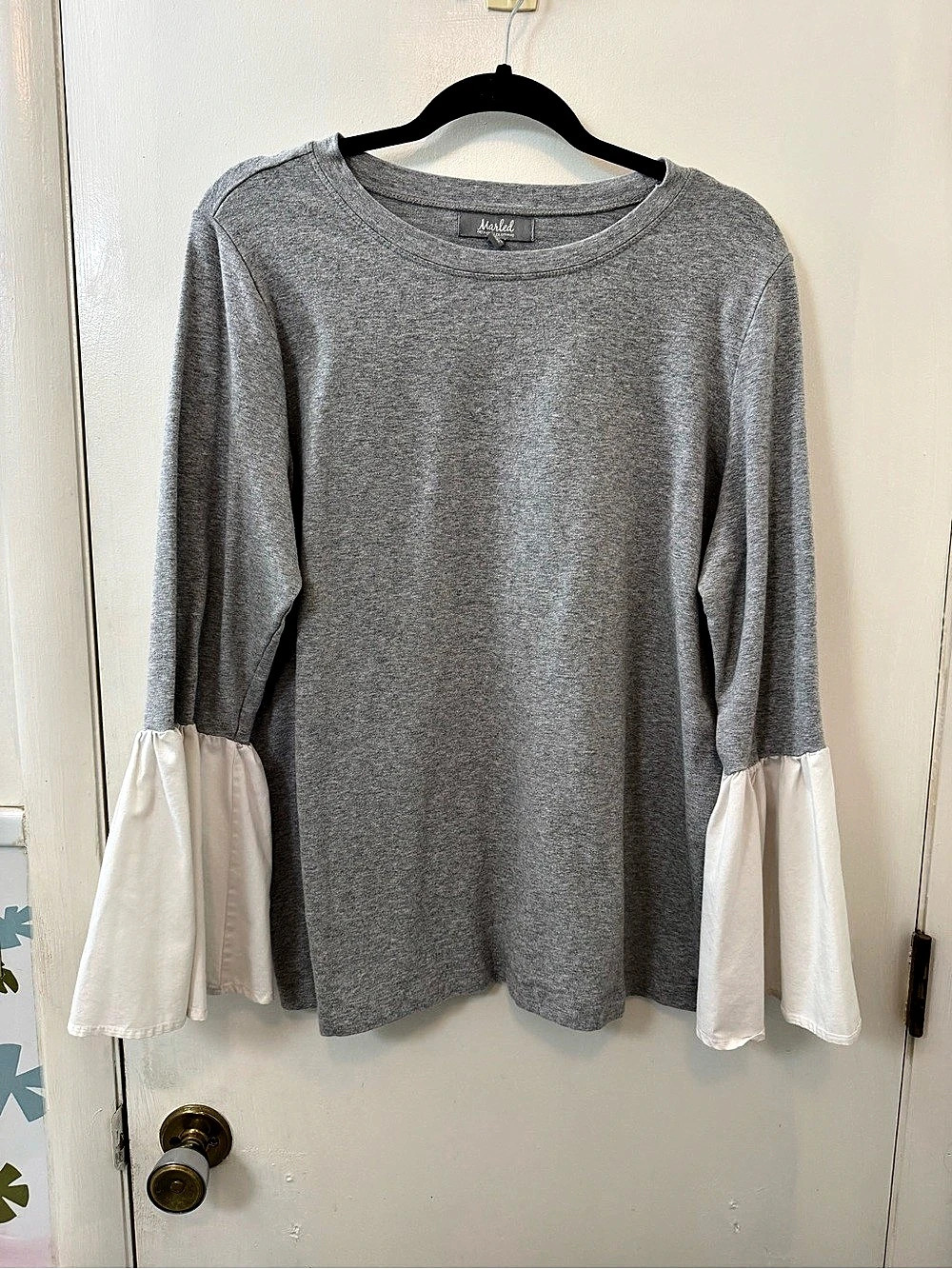 Marled Long Sleeve Ruffle Cuff Top in Gray & White Size 1X